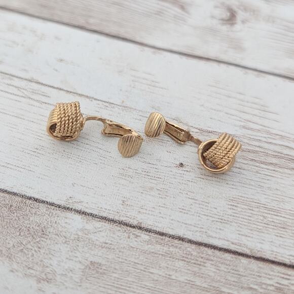 Vintage Avon Clip On Earrings - Pretty Gold Tone Interlocking Design 3/8" - Picture 3 of 7